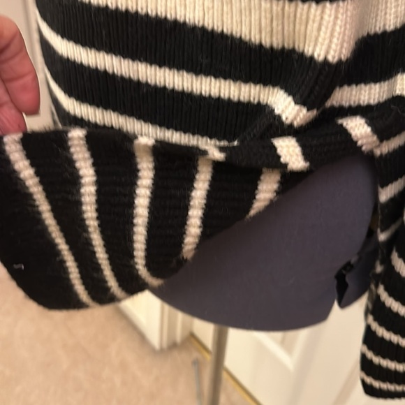 H&M Black/White Zippered Neck Tunic Sweater w/Side Slits…Excellent Condition - Picture 6 of 8